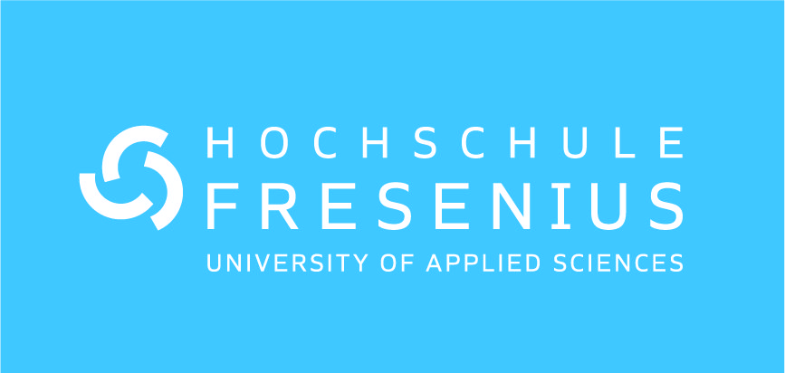 Das offizielle Hochschule Fresenius Logo in Weiss auf blauem Hintergrund. Hochschule Fresenius GmbH Logo. Akademie Mode & Design.