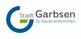 Logo Stadt Garbsen: Blauer Halbkreis, grüner Balken, Schriftzug Stadt Garbsen - Zu Hause ankommen.