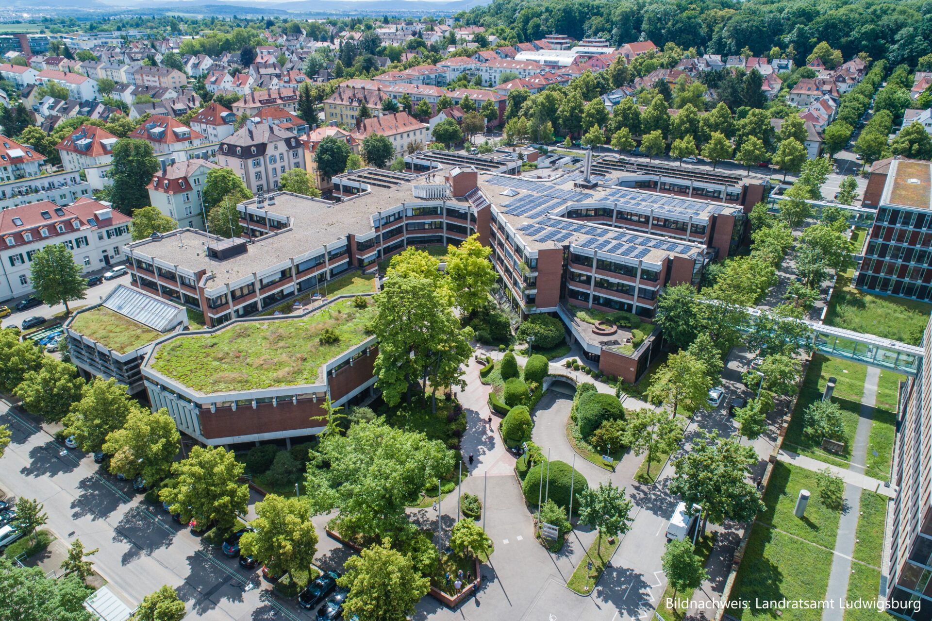 Luftaufnahme Landratsamt Ludwigsburg: Mehrteiliges Gebäude mit begrüntem Dach und Solaranlagen. Profilbild Landratsamt.