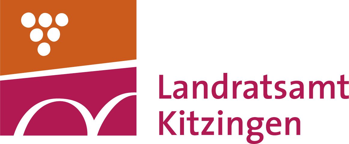 Logo Landratsamt Kitzingen: Abstraktes Zeichen mit Weintrauben und Brücke, daneben der Schriftzug Landratsamt Kitzingen.