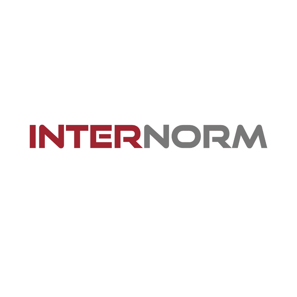 Markenlogo der Internorm Kunststofftechnik GmbH bestehend aus dunkelrotem INTER und grauem NORM Schriftzug