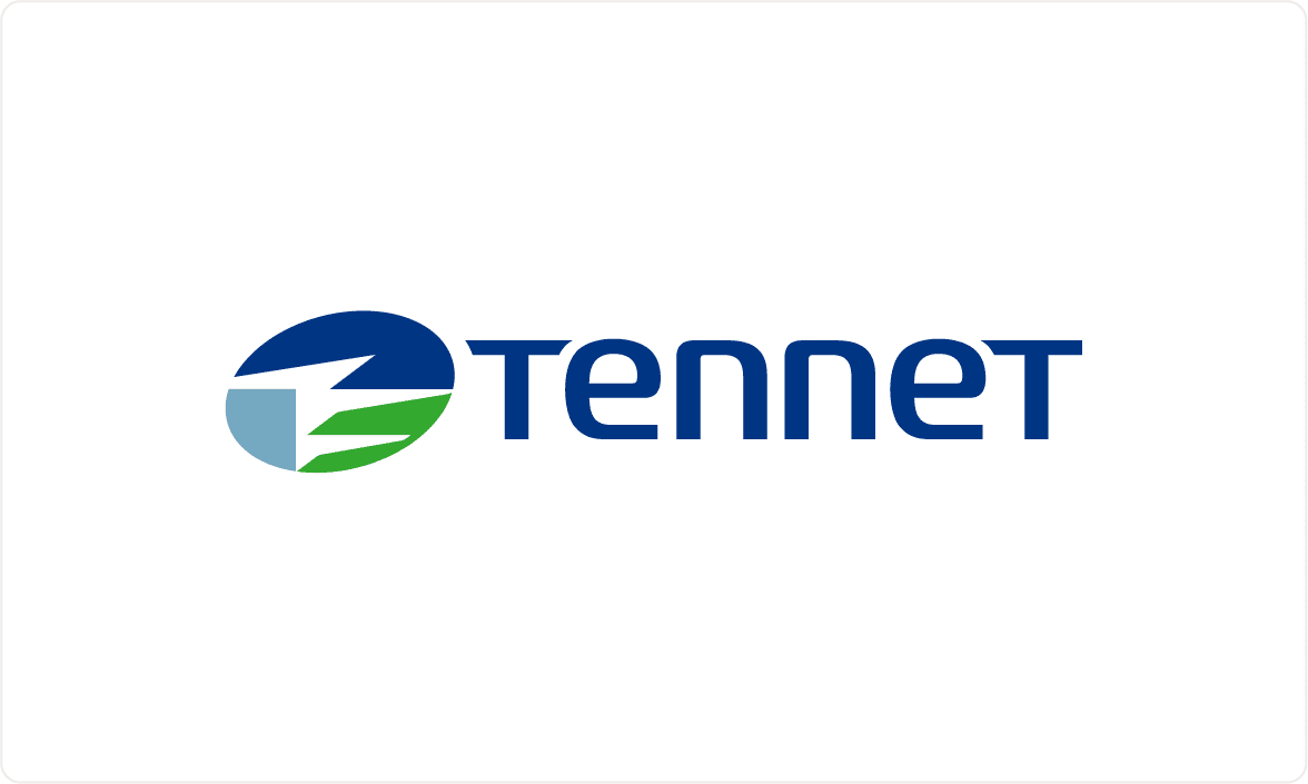 Das Firmenlogo der Tennet TSO GmbH bestehend aus einem ovalen Symbol mit blauen und grünen Elementen und Schriftzug