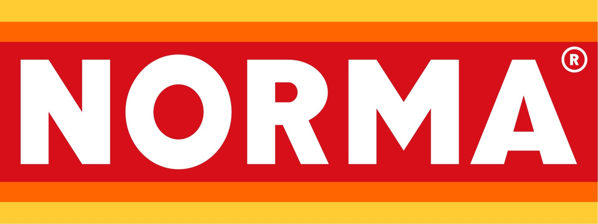 Das NORMA Logo mit weißem Schriftzug auf rotem Hintergrund und gelben sowie orangen Streifen